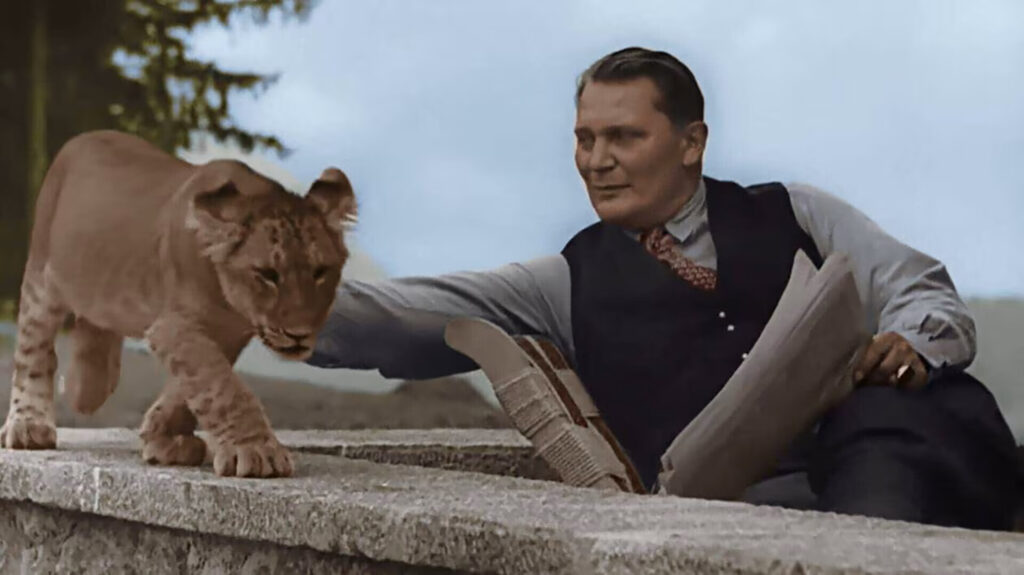Hermann Göring dans sa propriété de Carinhall avec l'un de ses lionceaux. Le commandant en chef de la Luftwaffe aimait mettre en scène son extravagance et son amour pour les animaux sauvages, qu'il élevait souvent chez lui avant de les donner au zoo de Berlin.