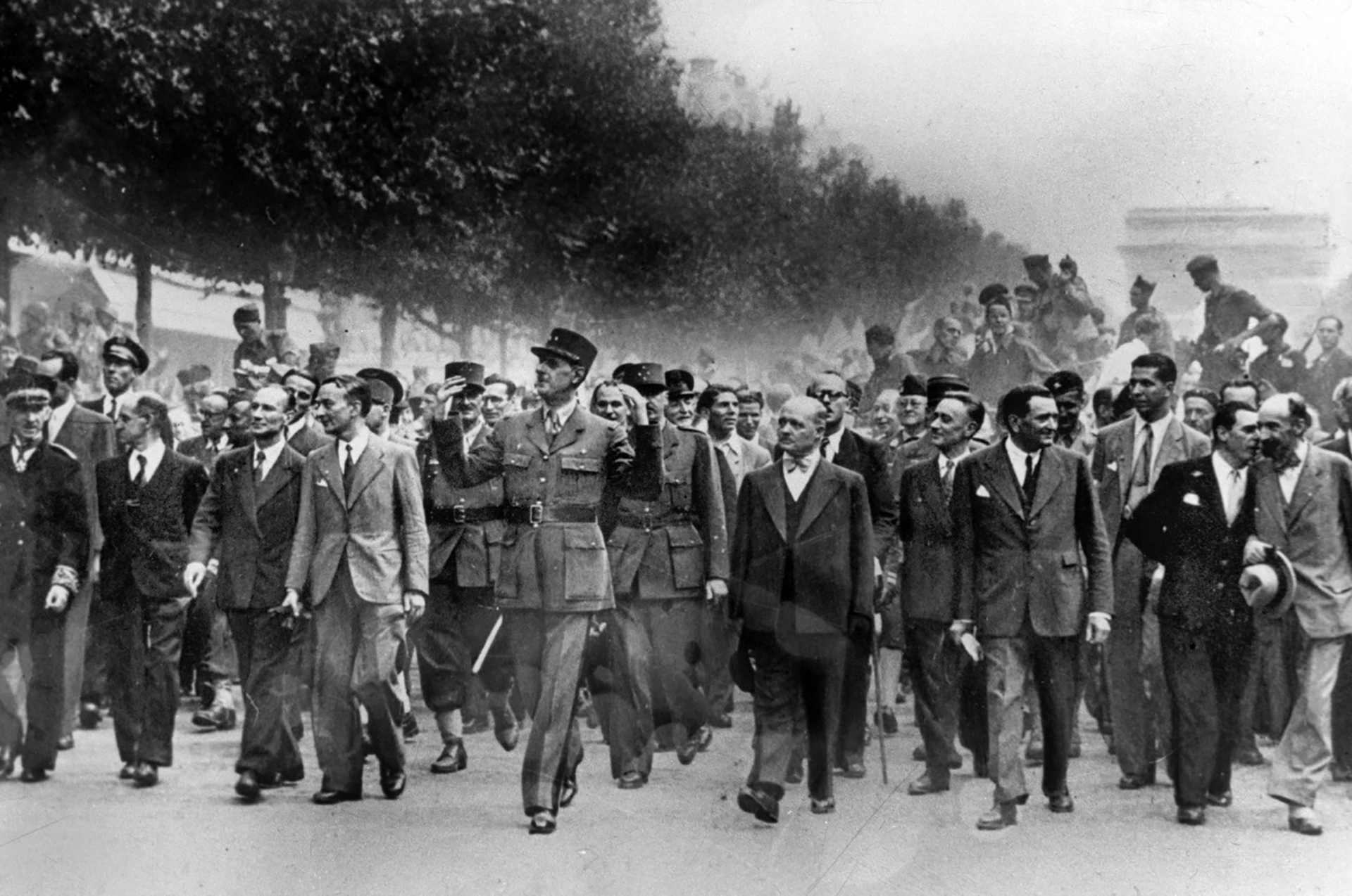 La libération de Paris : le général Charles de Gaulle arrive sur les Champs Elysées le 26 Aout 1944.