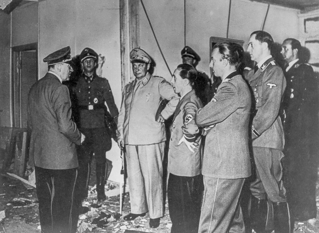 Adolf Hitler et sa garde rapproch&eacute;e, juste apr&egrave;s l'attentat rat&eacute; de juillet 1944.
