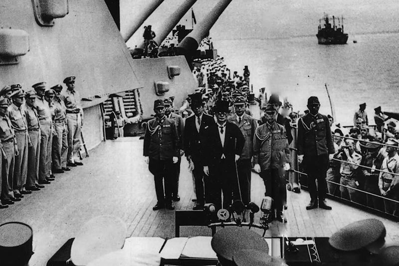 A bord du cuirassé Missouri, dans la baie de Tokyo, le Japon signe la capitulation, le 2 septembre 1945
