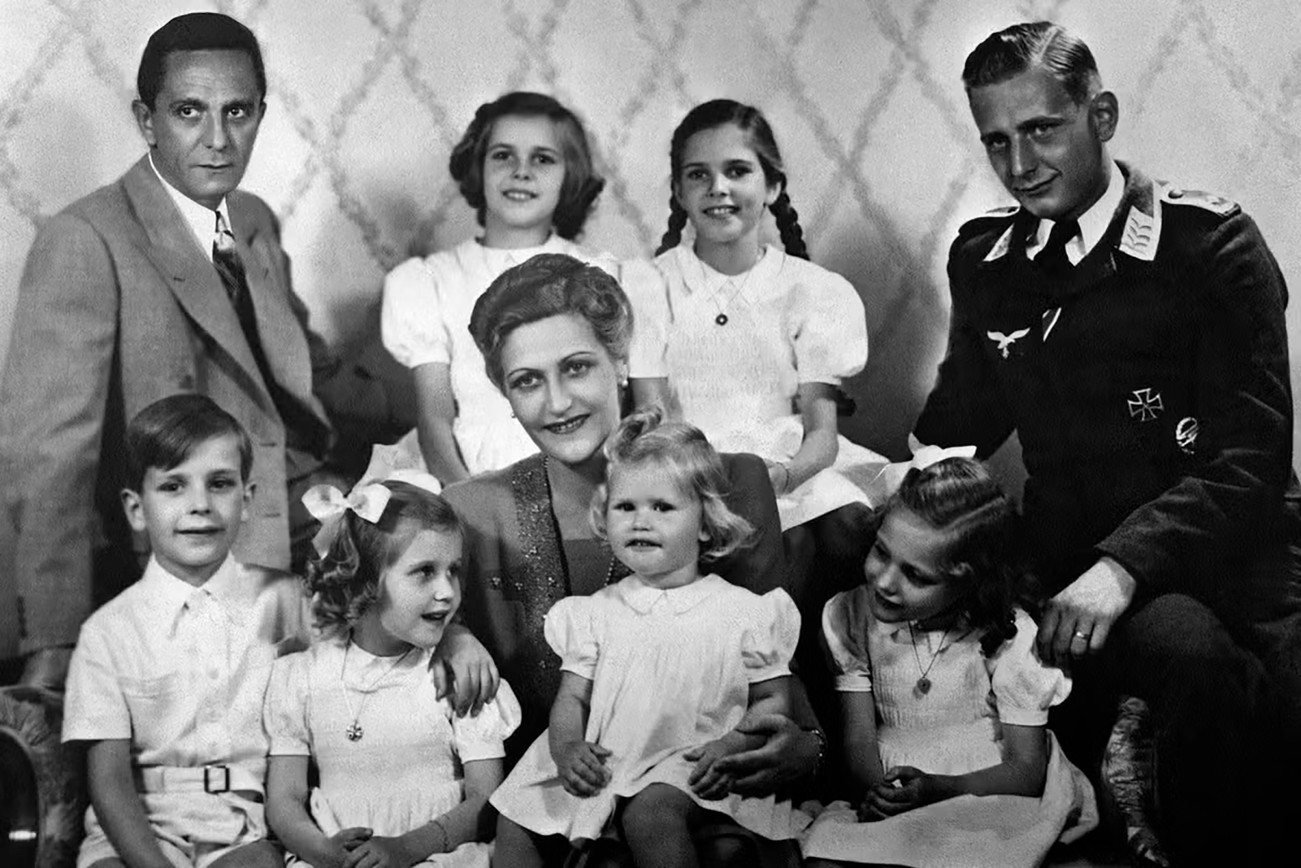 Joseph et Magda Goebbels, accompagn&eacute;s de leurs enfants. L'ain&eacute;, Harald Quandt, ici en uniforme militaire, est issu du premier mariage de Magda.