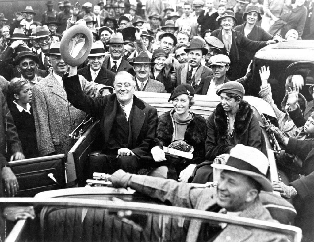 Franklin D Roosevelt, en 1932, accompagn&eacute; de sa fille et de son &eacute;pouse.