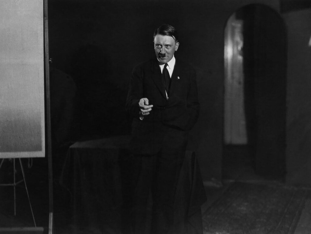 Adolf Hitler, l'air ironique, lors d'une s&eacute;ance photos.