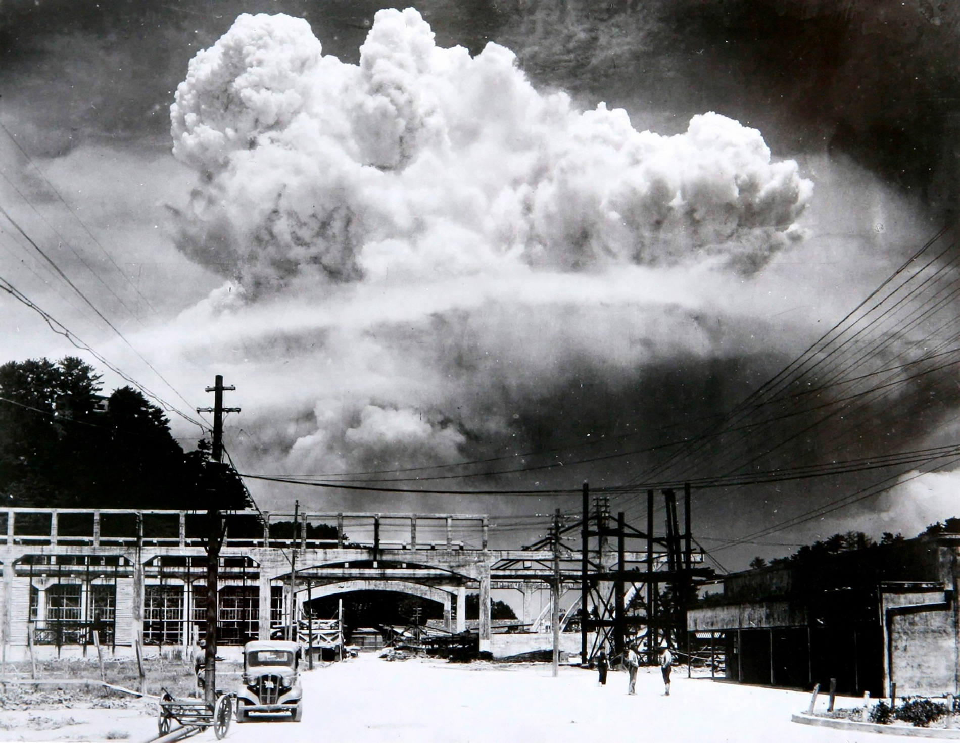 Nagasaki, 15 minutes apr&egrave;s l'explosion de la bombe. Le champignon atomique est encore pr&eacute;sent.