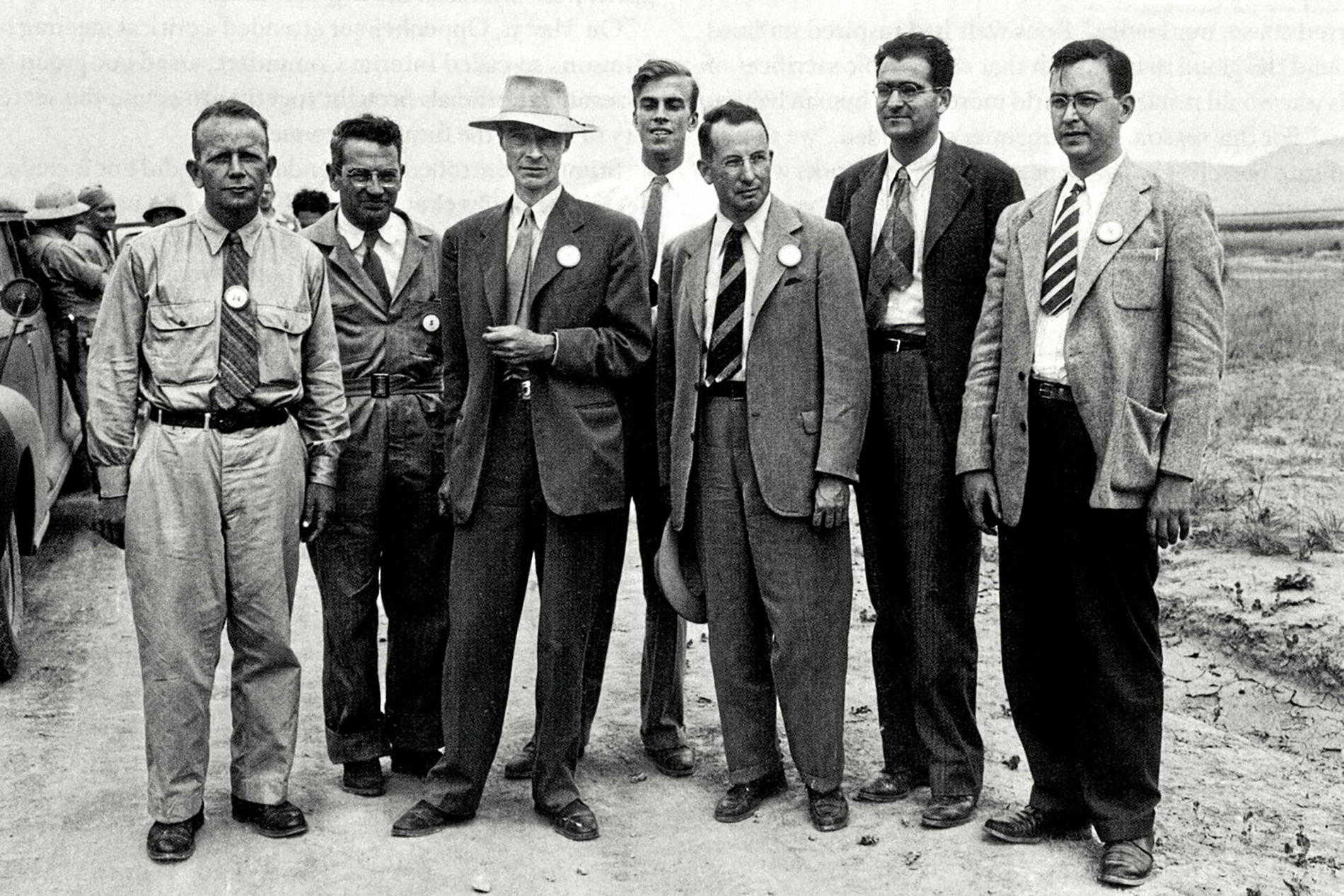 Robert Oppenheimer (au centre avec le chapeau) et une partie de son &eacute;quipe
