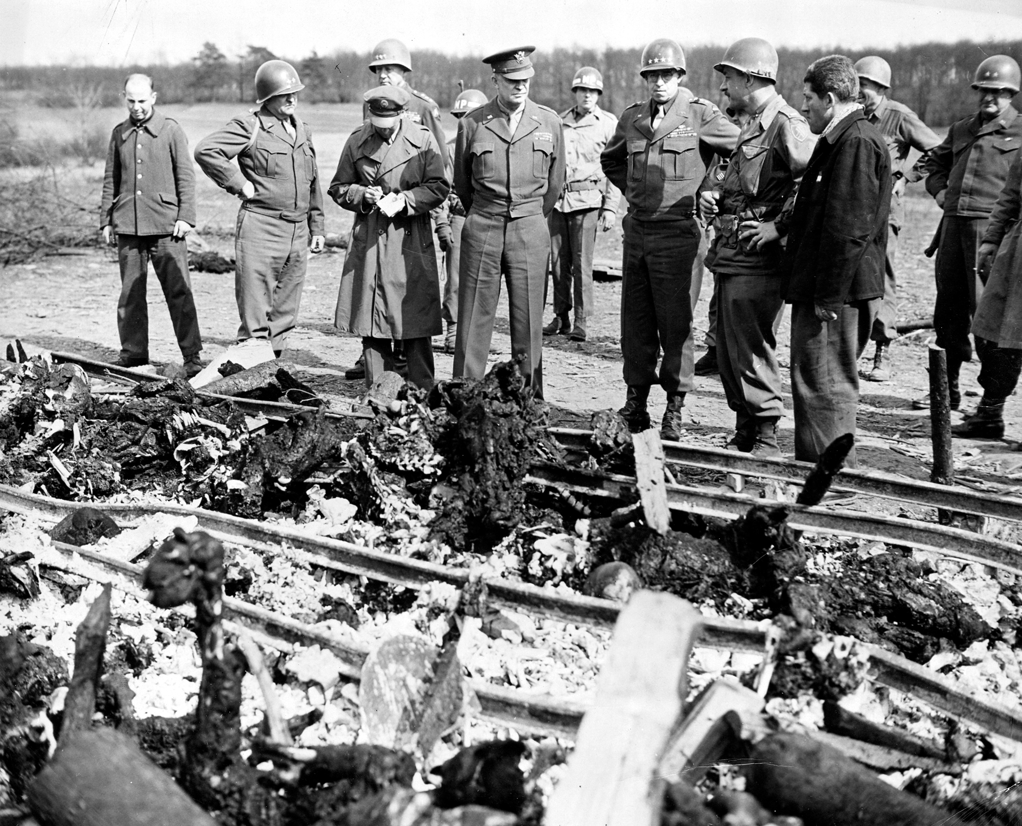 Eisenhower devant des restes de corps br&ucirc;l&eacute;s au camp de Buchenwald