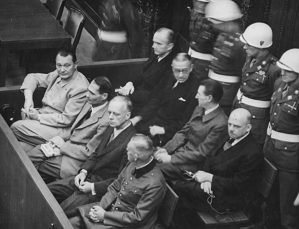 Au proc&egrave;s de Nuremberg. Au 1er rang, de gauche &agrave; droite : Hermann G&ouml;ring, Rudolf Hess, Joachim von Ribbentrop et Wilhelm Keitel