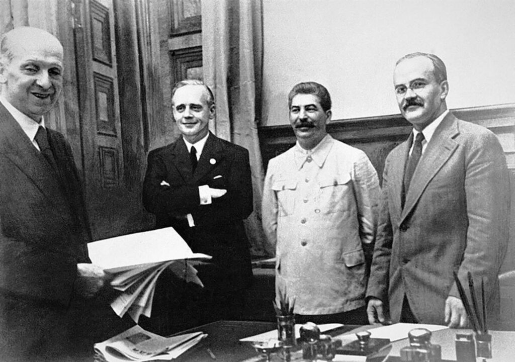 Ribbentrop, aux c&ocirc;t&eacute;s de Staline, lors de la signature du Pacte germano-sovi&eacute;tique en ao&ucirc;t 1939.