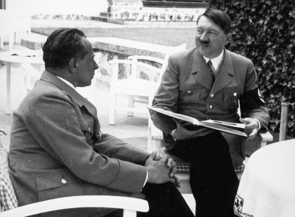 Heinrich Hoffmann (1885 – 1957) et Adolf Hitler (1889 – 1945) en visite à l'Obersalzberg (Berchtesgaden)