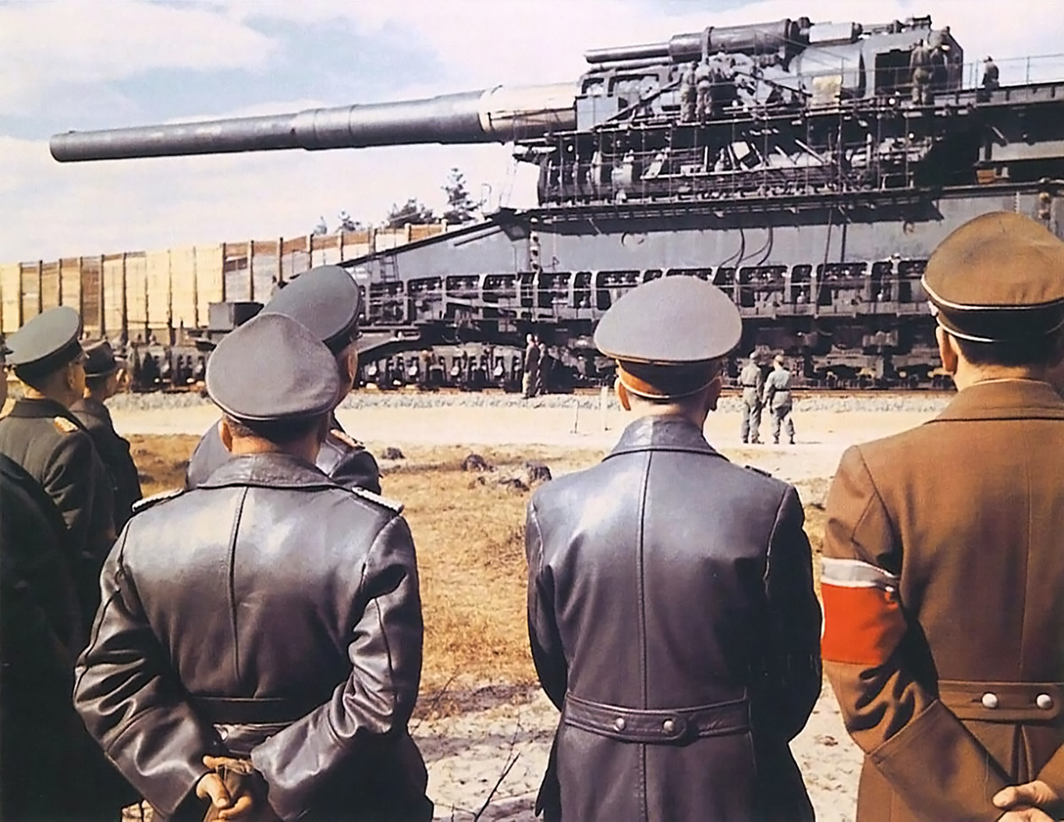 Test de tir du canon Gustav. A droite, Albert Speer. A ses côtés, Hitler.