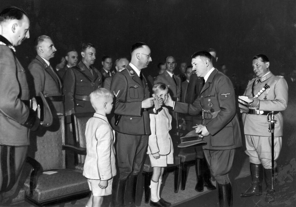Adolf Hitler aux funérailles de Heydrich, ici avec ses deux fils. Au centre, Himmler. A droite, Göring.