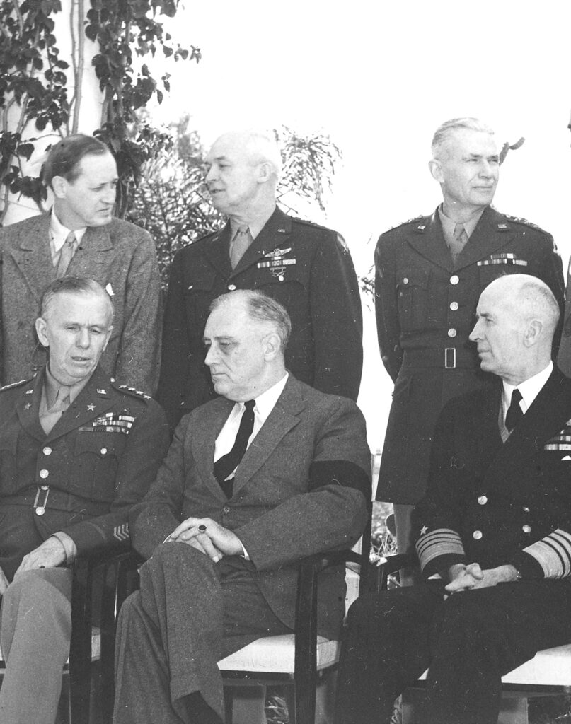 George Marshall, &agrave; gauche, aux c&ocirc;t&eacute;s de Franklin D. Roosevelt