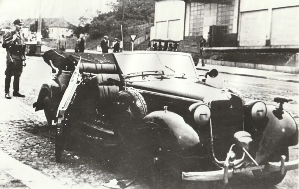 La voiture de Reinhard Heydrich après l'attentat