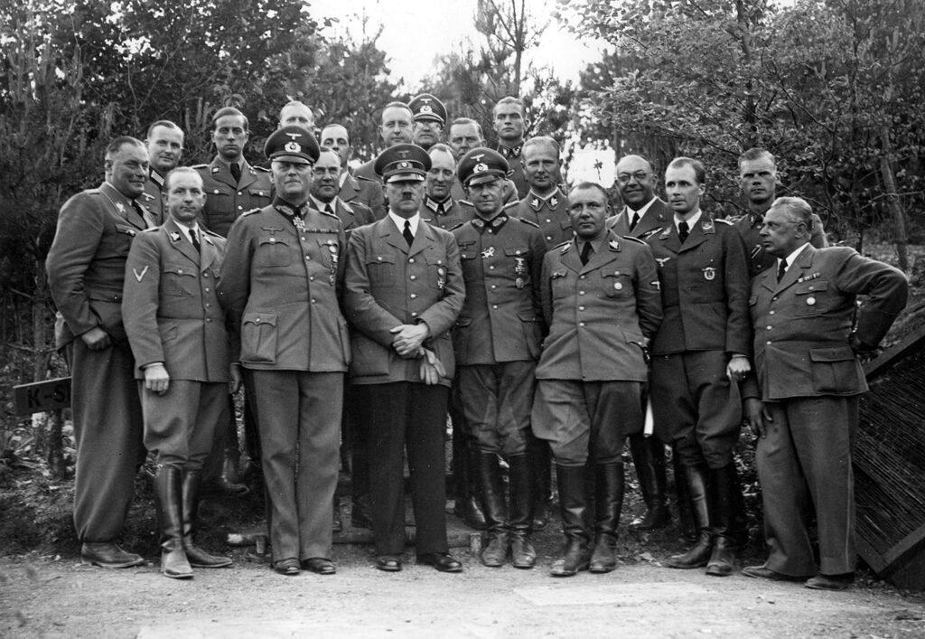 Hitler et sa garde rapprochée. Morell est sur la droite de l'image, derrière Bormann