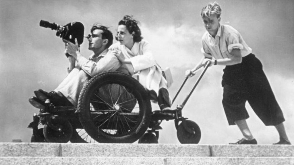 Leni Riefenstahl avec un caméraman de l'Olympiafilm au travail.