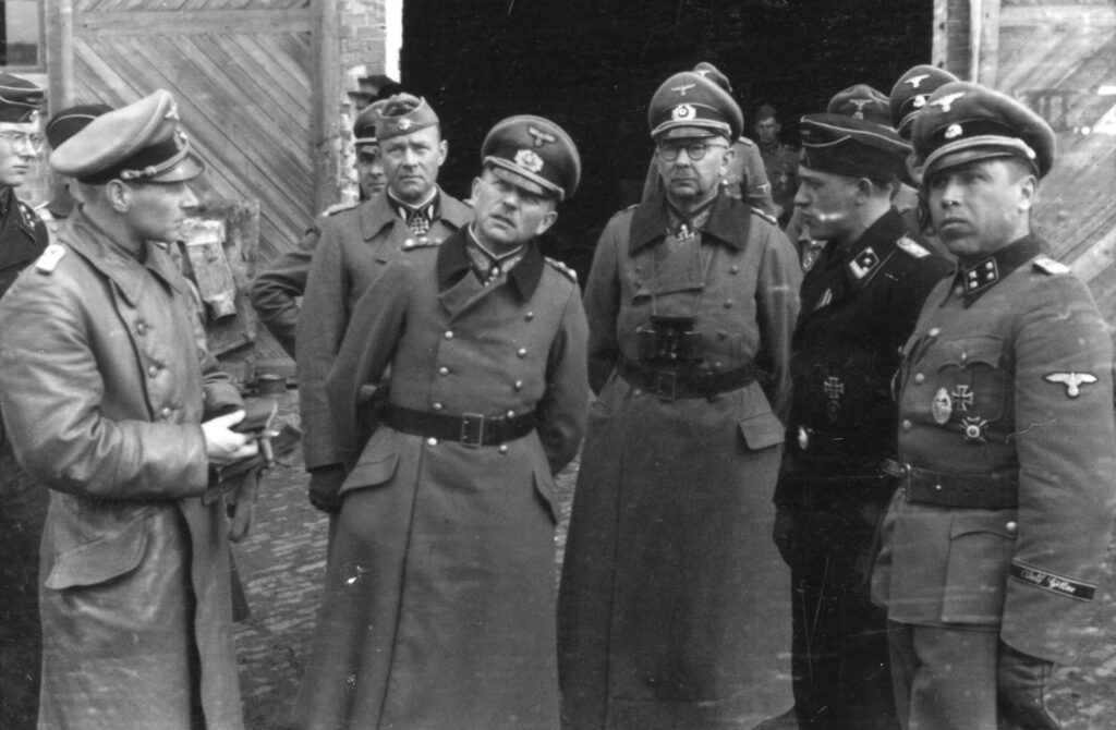 Le général Heinz Guderian inspectant un Panzer VI lourd de la division Waffen SS Leibstandarte Adolf Hitler