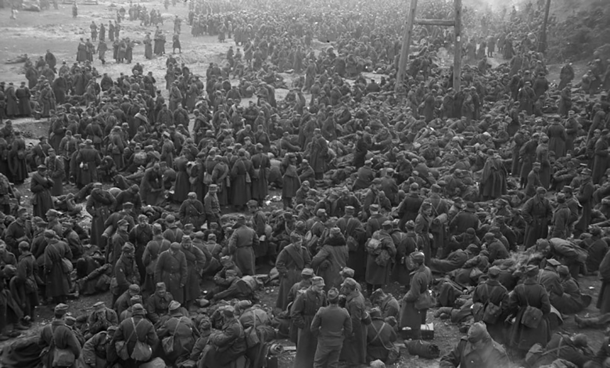 Septembre 1939, reddition des arm&eacute;es polonaises. Des soldats de l&rsquo;arm&eacute;e de terre dans un camp de prisonniers provisoire.